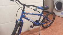 Vende se uma bicicleta de criança