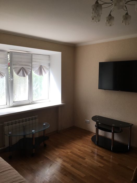 бульвар Лесі Украінки,14 подобово.метро Палацу Спорту