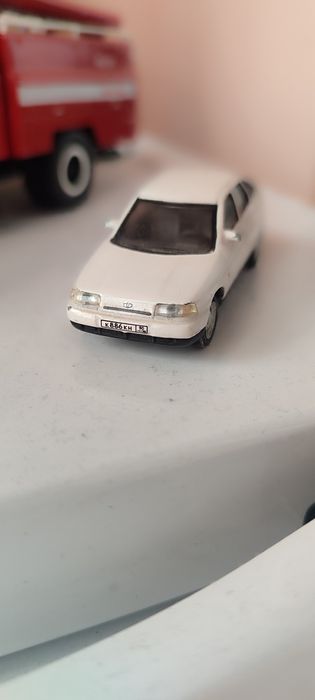Продам масштабну модель лада 2112  маштаб 1:64