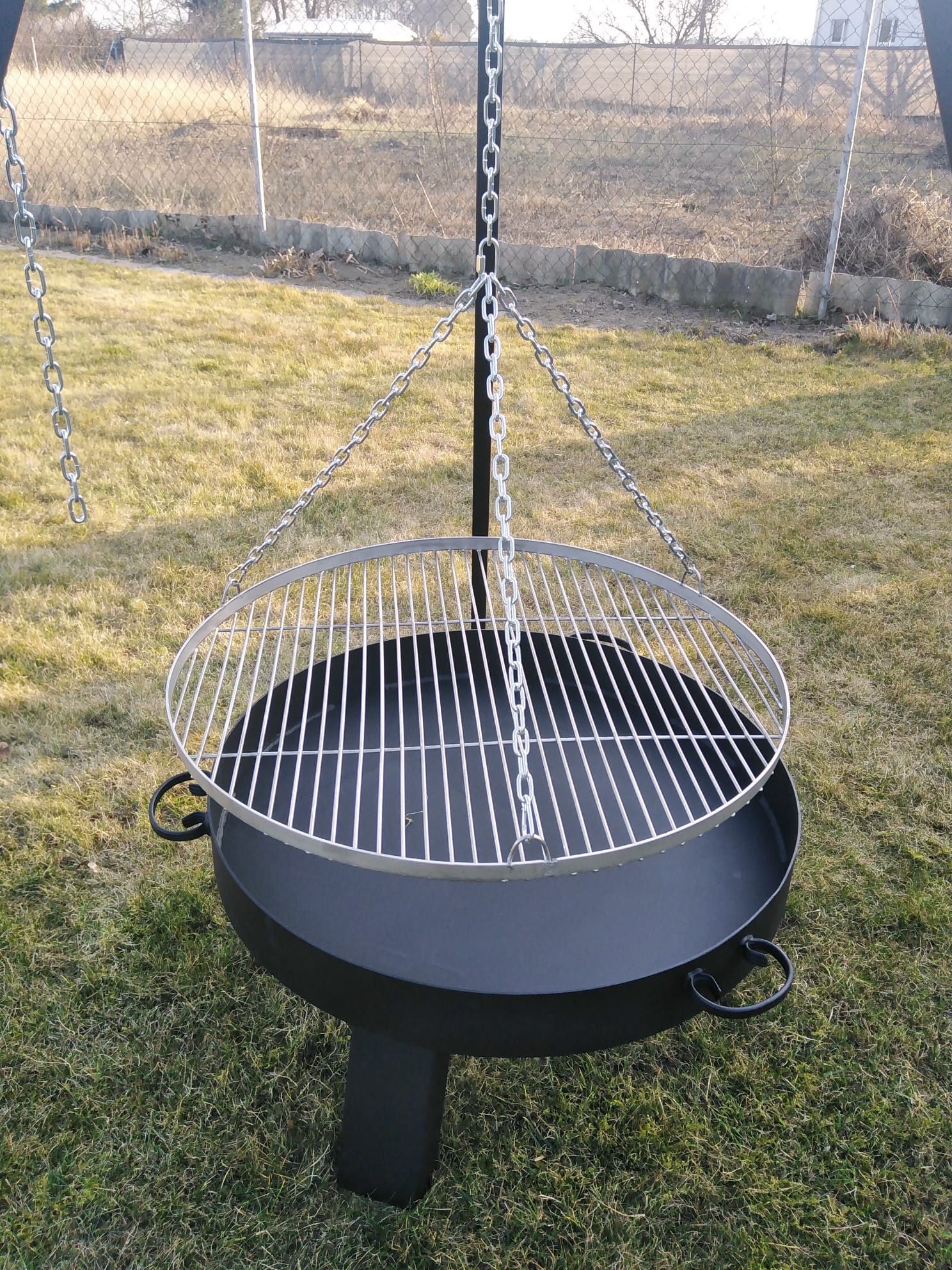 Grill, palenisko, trójnóg.