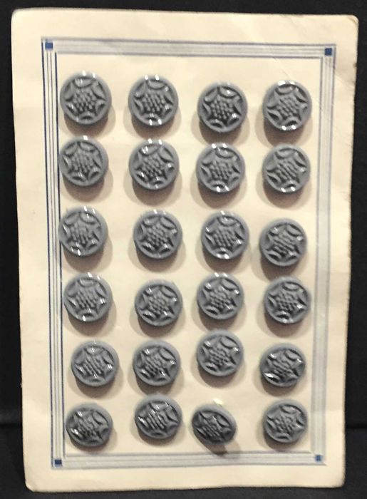 48 Botões antigos em plástico - feitos em Portugal