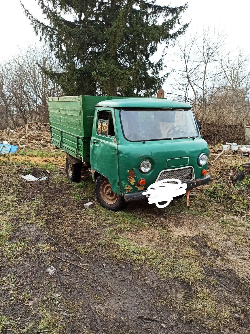 Уаз бортовий на ходу мости мотор і роздатка працюють