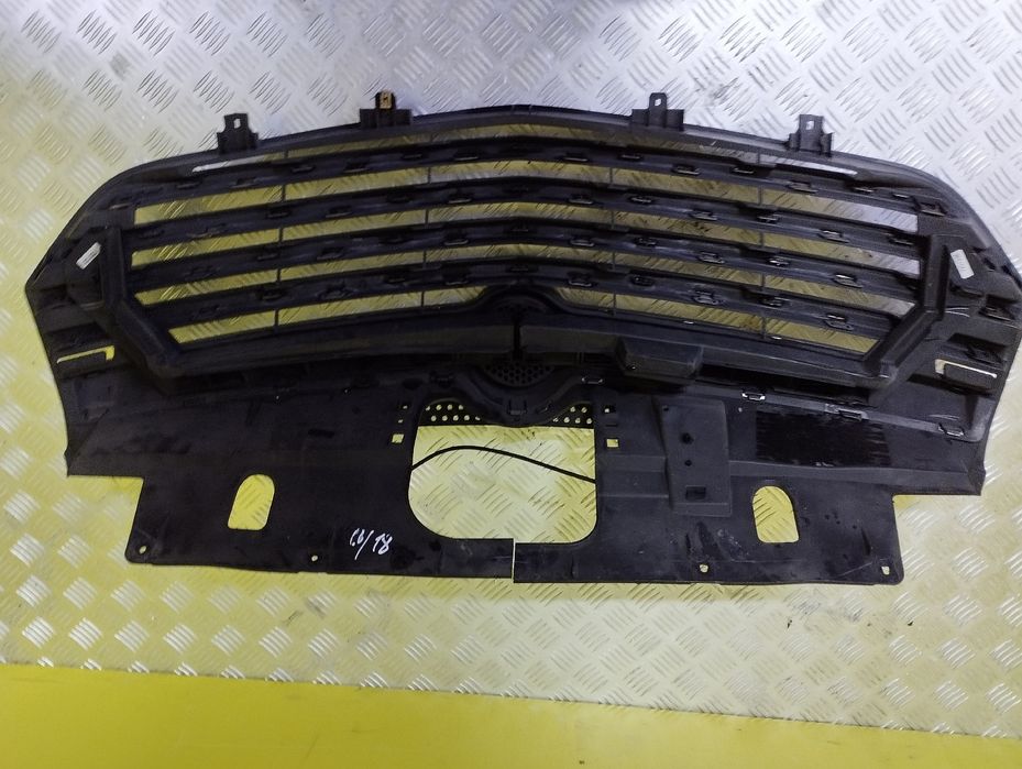 Решітка радіатора Трафик Виваро Renault Trafic 3 Opel Vivaro