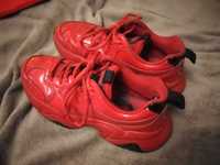 Червоні кросівки лакові Fila