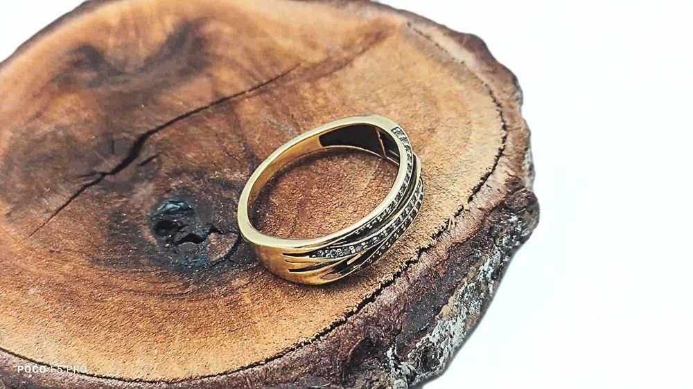 Złoty pierścionek obrączkowy z cyrkoniami - 333 - R.13 - 2,45g