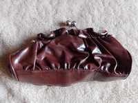 Brązowa, lakierowana torebka do ręki