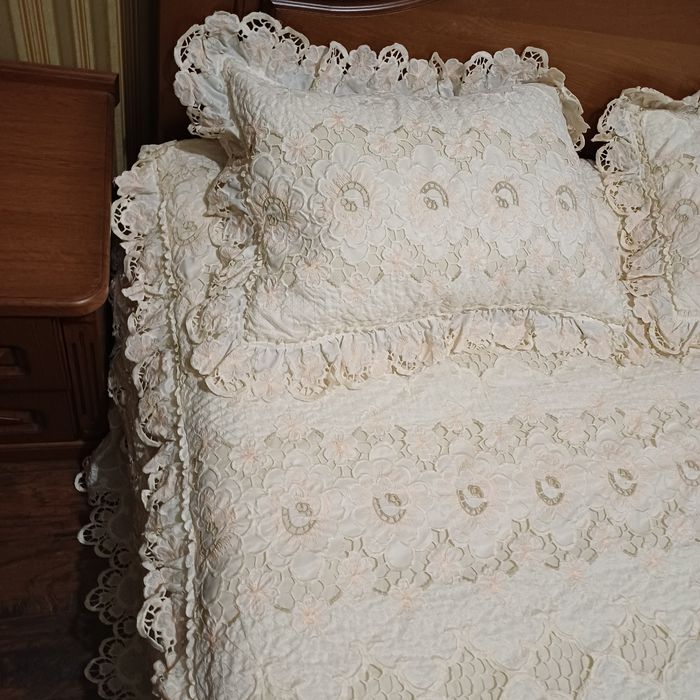 Переїзд. Продаю зайве. Вінтажна ажурна ковдра  з наволочками.