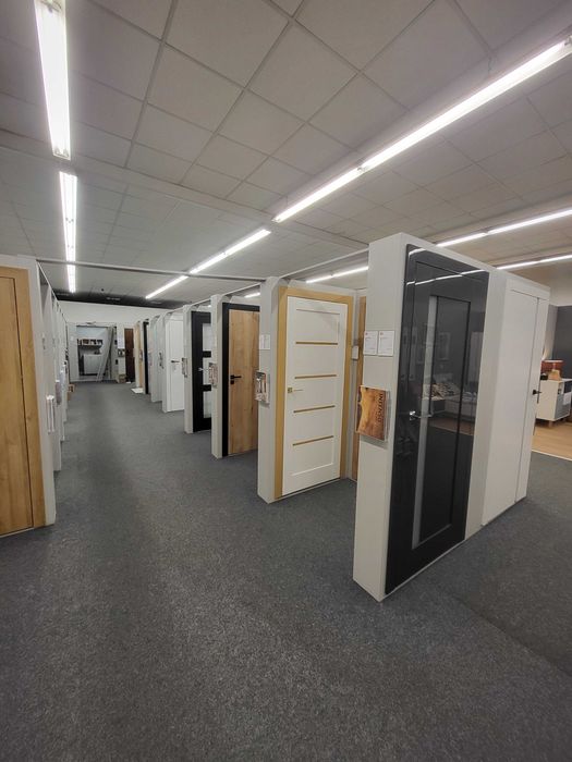 Montaż drzwi zewnętrznych, wewnętrznych oraz paneli podłogowych.