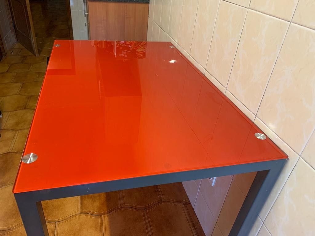 Mesa com tampo em vidro vermelho