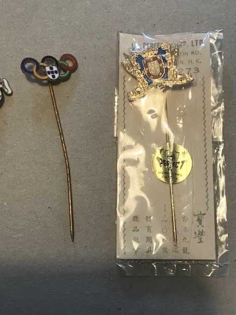 Alfinetes de lapela e alfinete de gravata antigos