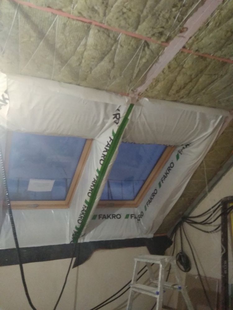 Монтаж продаж мансардних вікон FAKRO сходів на горище