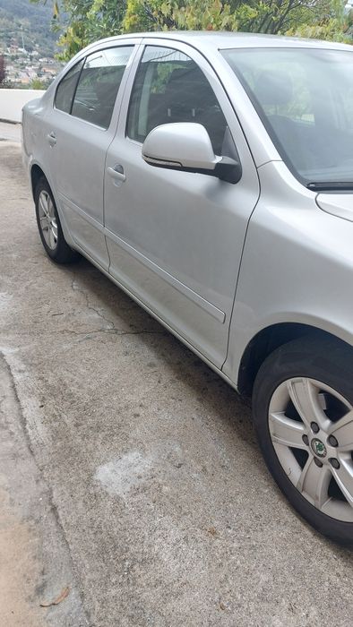 Carro Familiar Seguro Confortável Económico