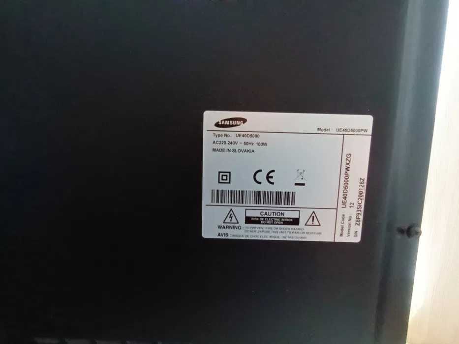 Телевізор Grundig Rom 32 CLE 8130 BL та Телевізор Samsung UE40D5000