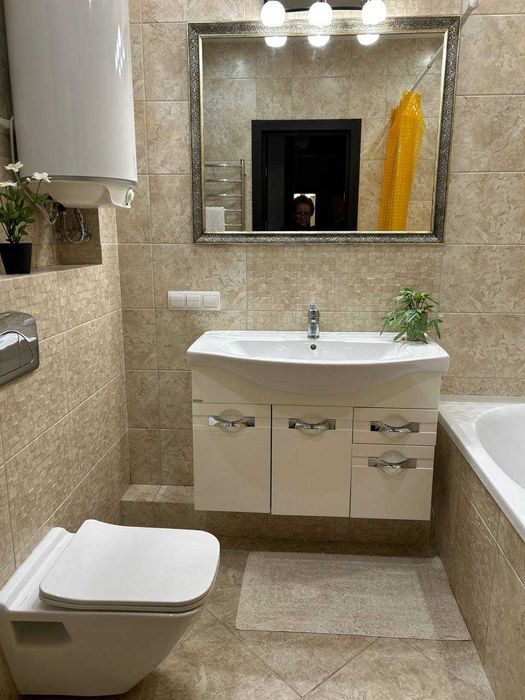 Сучасна квартира біля метро "Деміївська"