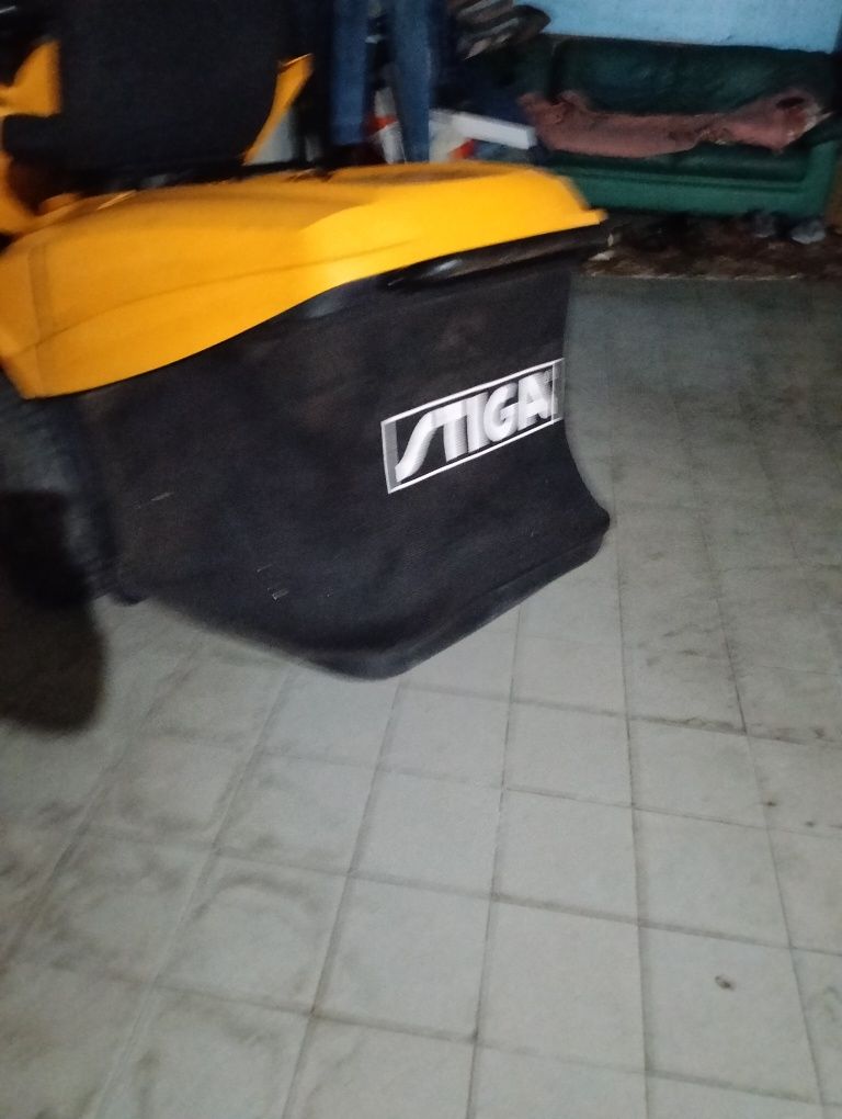 Trator corta relva