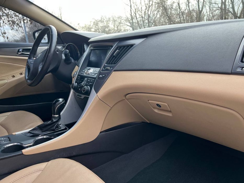 Hyundai Sonata Hybrid 2.4 • 2013 рік • Максимальна комплектація