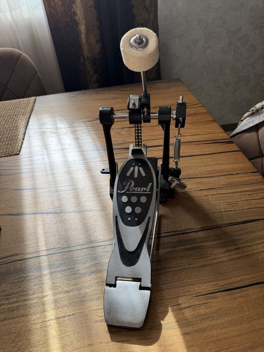 Педаль Pearl для бас барабана
