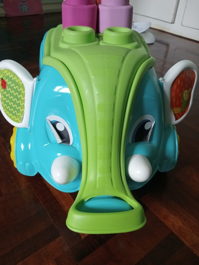 Elefante com  blocos de construção