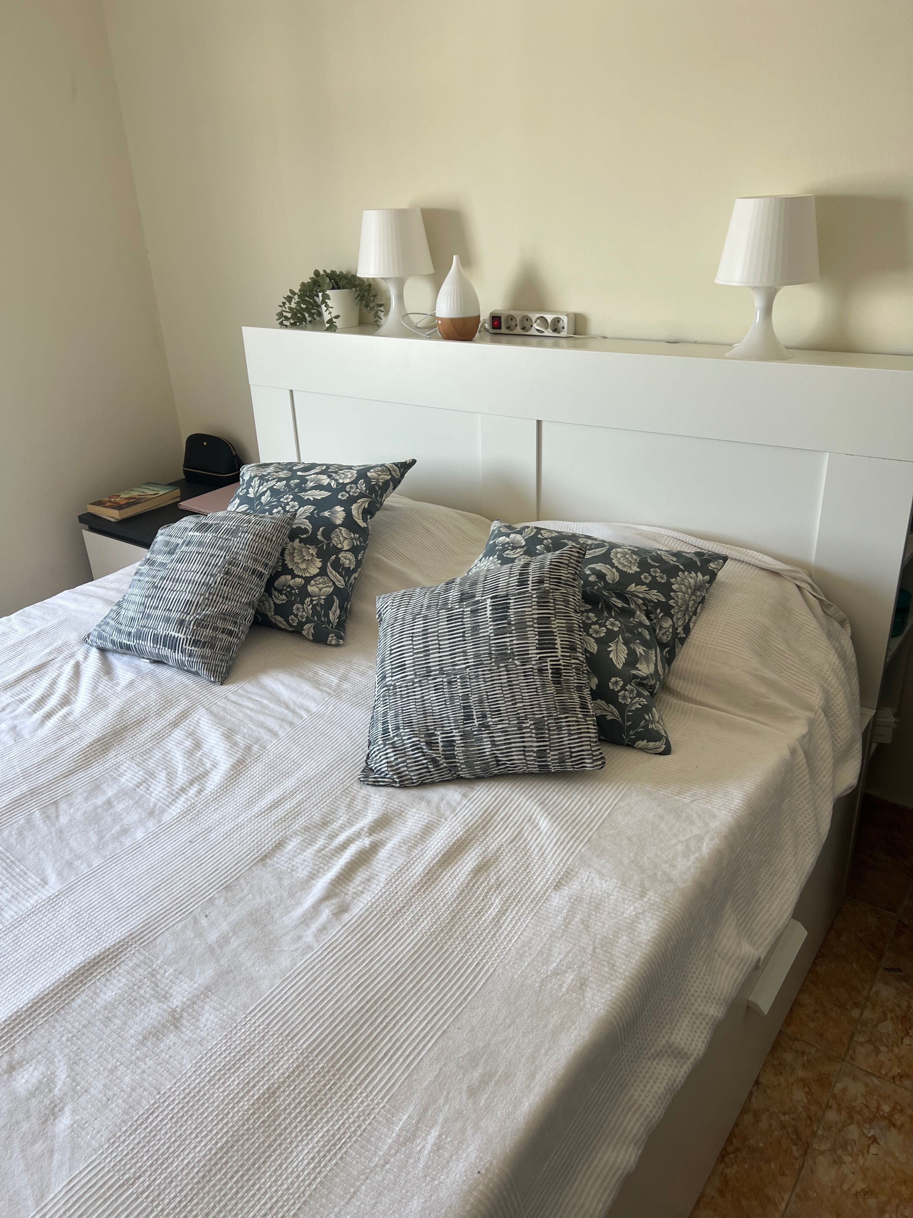Estrutura de cama em ótimo estado