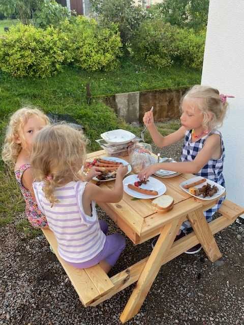 Stolik piknikowy dla dzieci z piaskownicą drewniany.