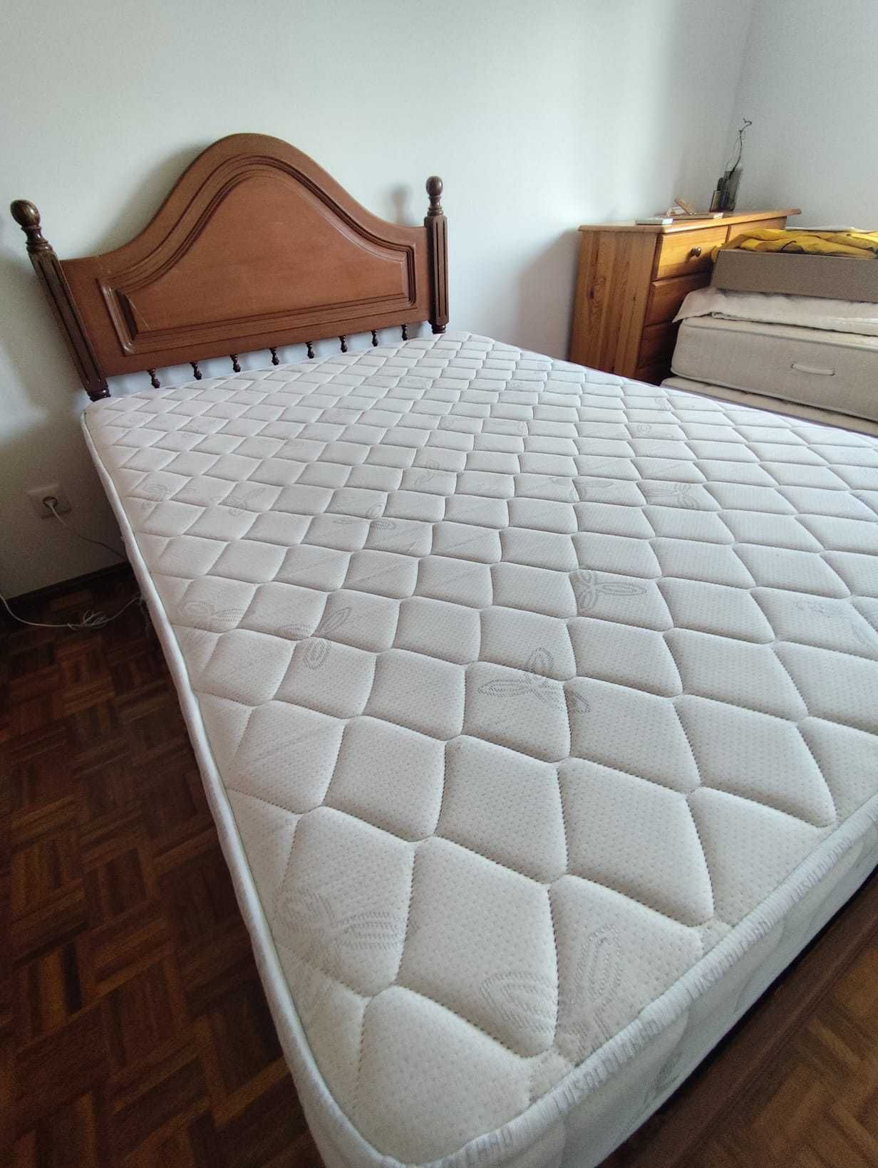Cama de Madeira + Colchão - 122cm x 195cm