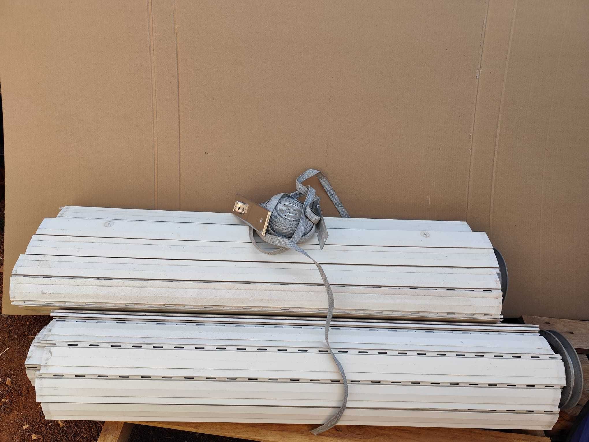 Portas de aluminio com vidros, trilhos e estores + janelas