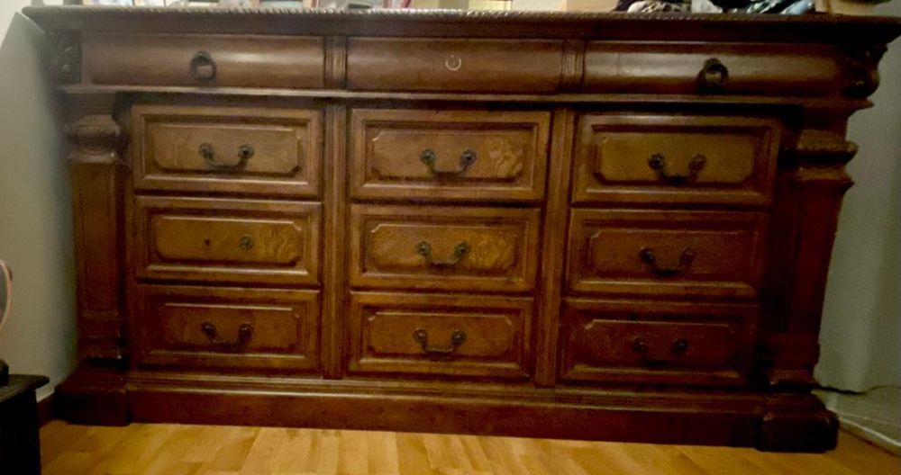Cama com dossel de madeira e comoda estilo antigo