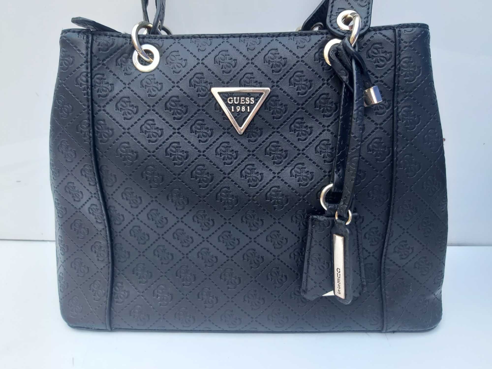 Torebka czarna monogram GUESS torba shoperka ekegancka brelok