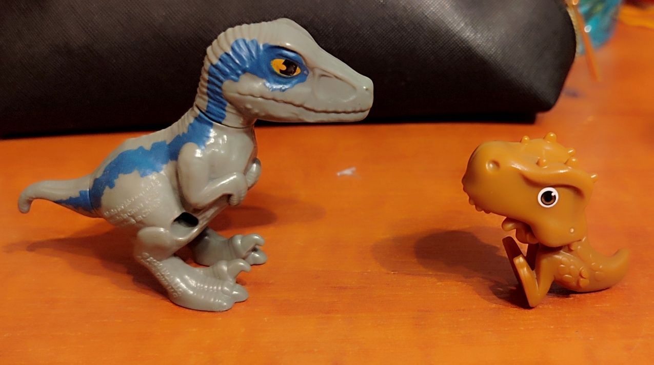 Sprzedam dwa dinozaury.