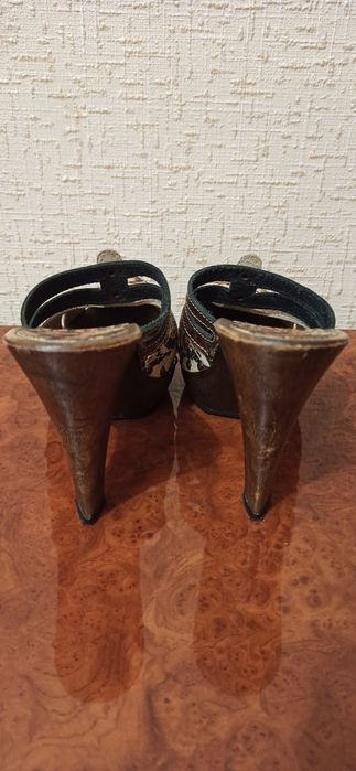 Женские кожаные босоножки Kingad Mordi La Vita. Размер 38.