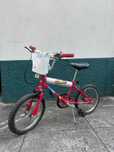Bicicleta de criança com cesto