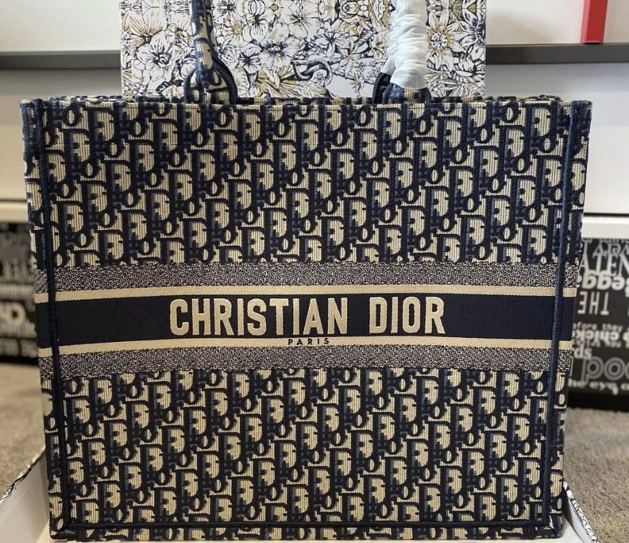 Ponadczasowa torba Dior wytłaczane logo