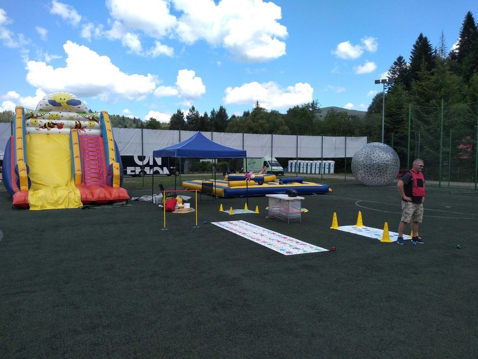 Sprzedam zjeżdżalnia dmuchana i zamek do skakania. Kompletny zestaw.