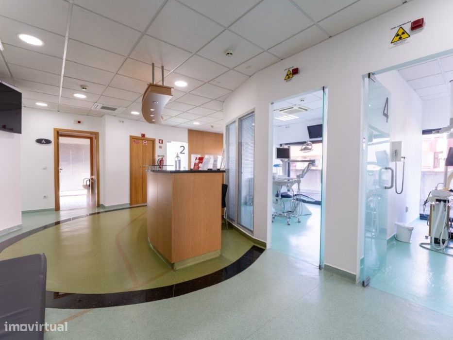Clinica Dentaria na Marinha Grande em funcionamento com toda a mobí...