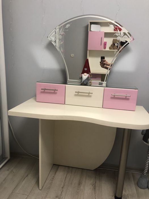 Меблі у дитячу кімнату для дівчинки