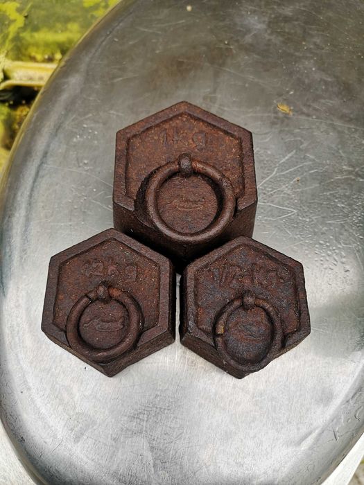 Balança vintage, suspensa, com 2 pratos e pesos