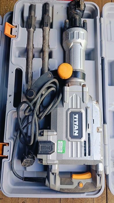 Młot wyburzeniowy Titan udarowy 50J 1700W TTB811DRH 16,4 kg