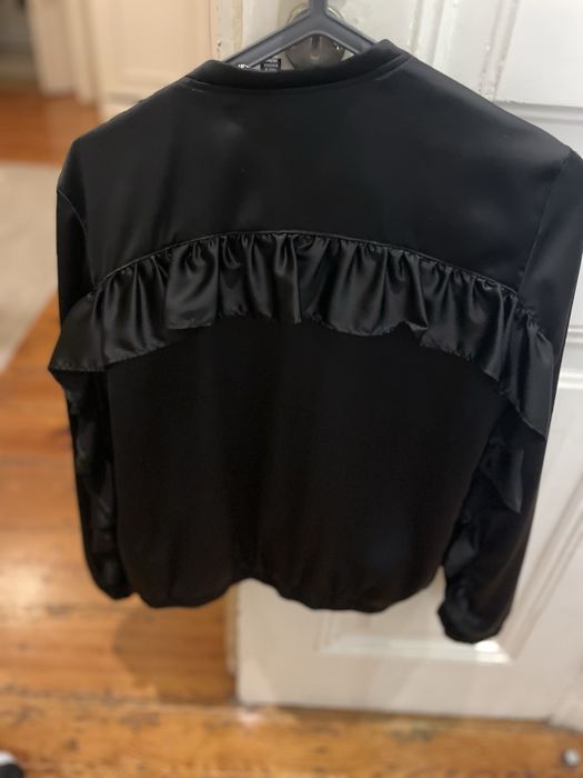 Blusao acetinado com folho preto