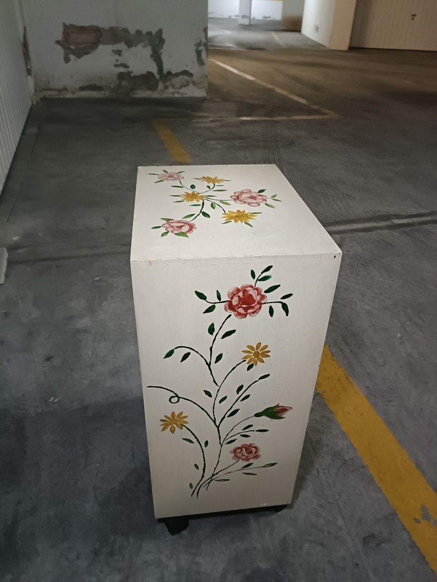 Móvel de apoio pintado à mão