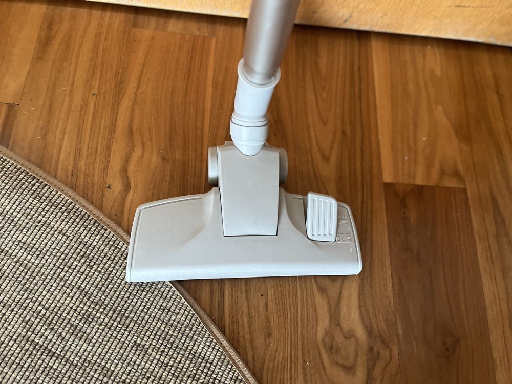 Aspirador de pé com fios