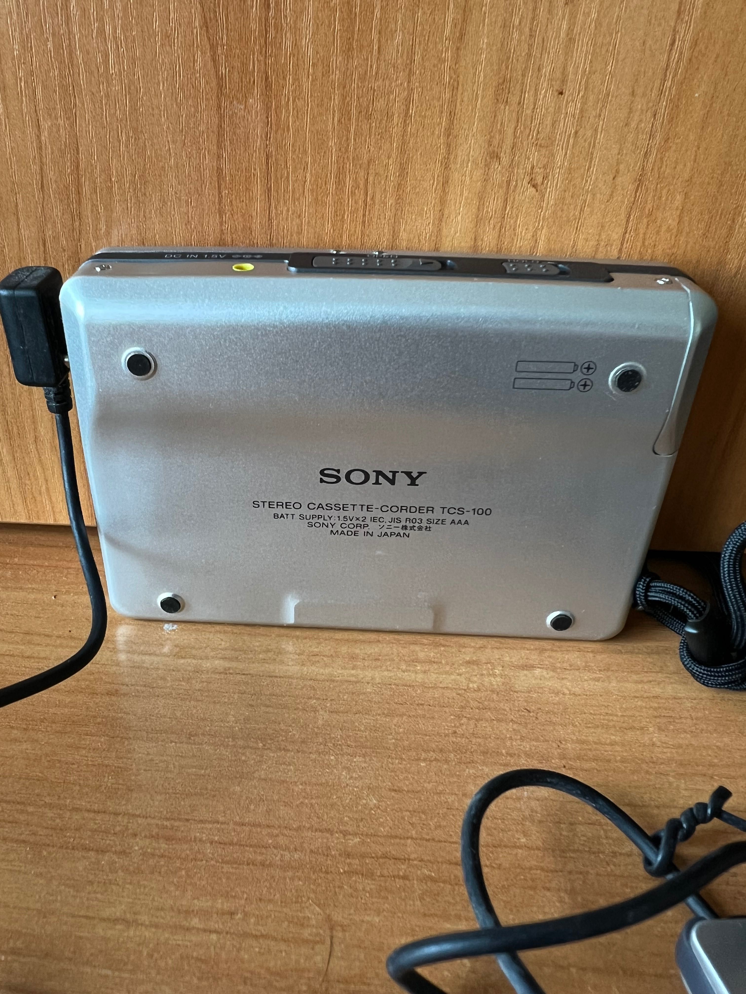 Плеер Sony TCS 100. Подает признаки жизни + наушники + родной чехол