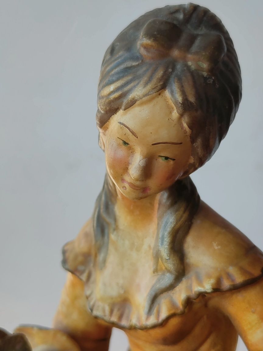 Vendedora de flores em cerâmica.