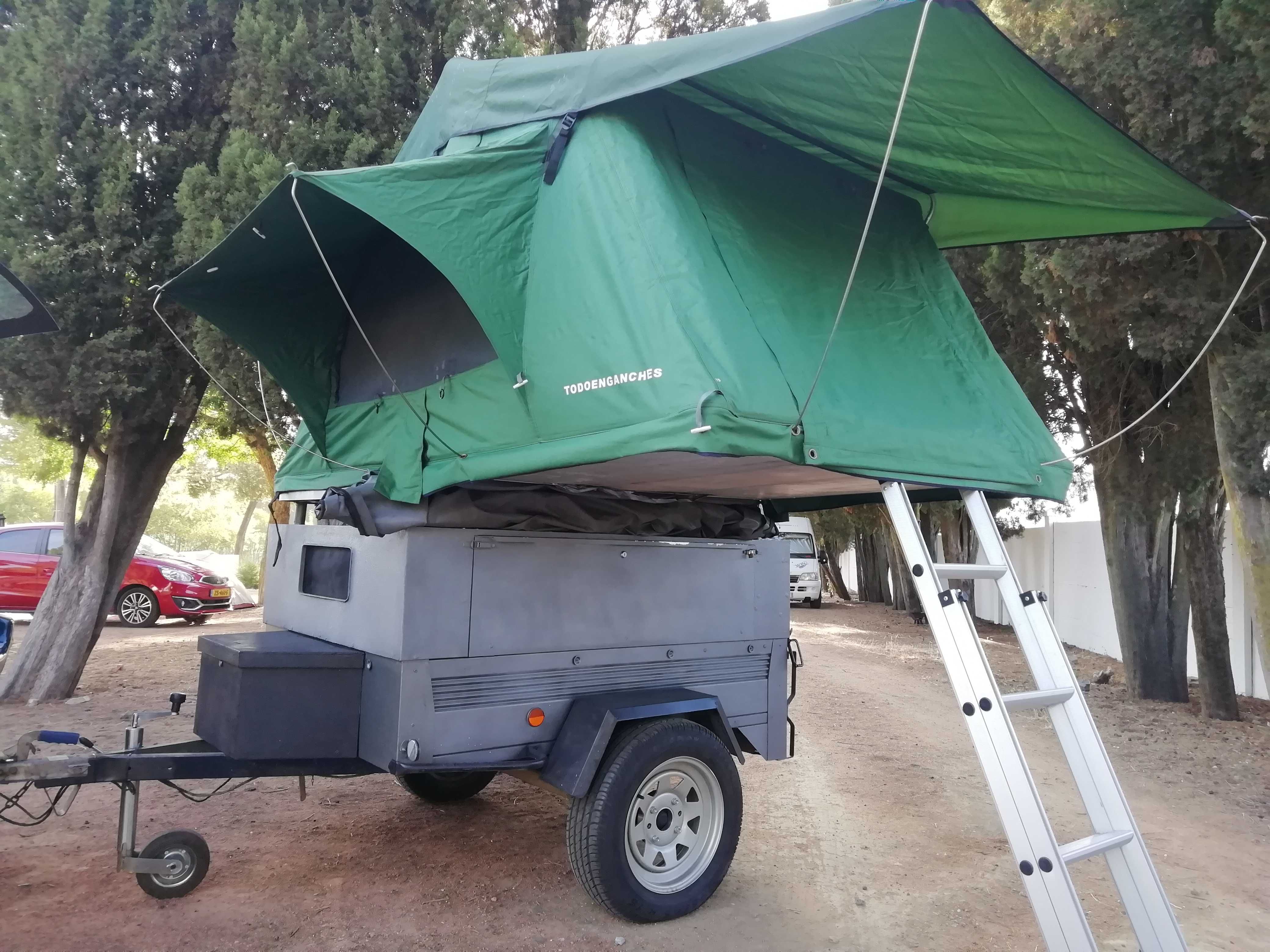 Atrelado com tenda