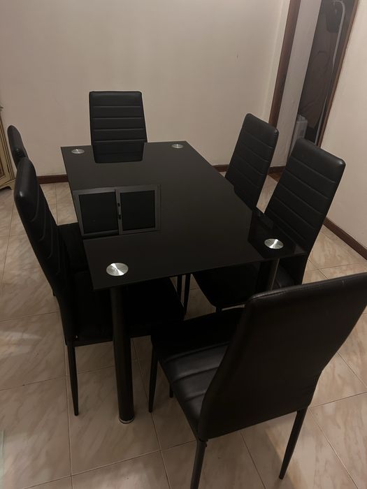 Mesa e cadeiras