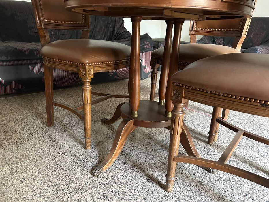 Conjunto de mesa e 4 cadeiras