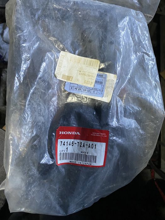 Уплотнитель капота Honda Accord 13-17 74146T2AA01