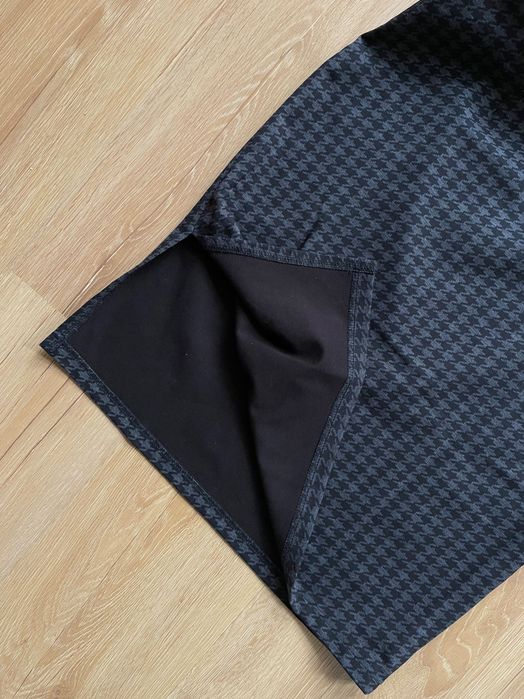 Dopasowana sukienka midi z krótkim rękawkiem w pepitkę S/M