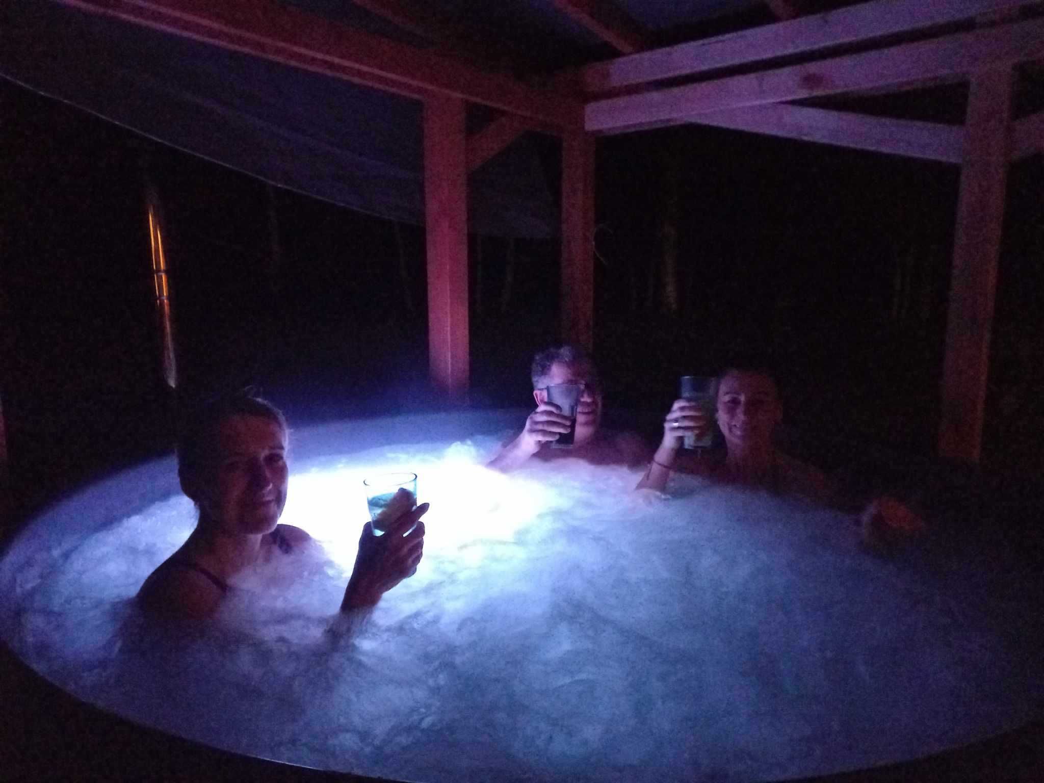 Domki letniskowe z kominkiem, jacuzzi i sauną.