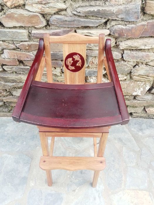 Cadeira de bebé e cavalo baloiço antigos