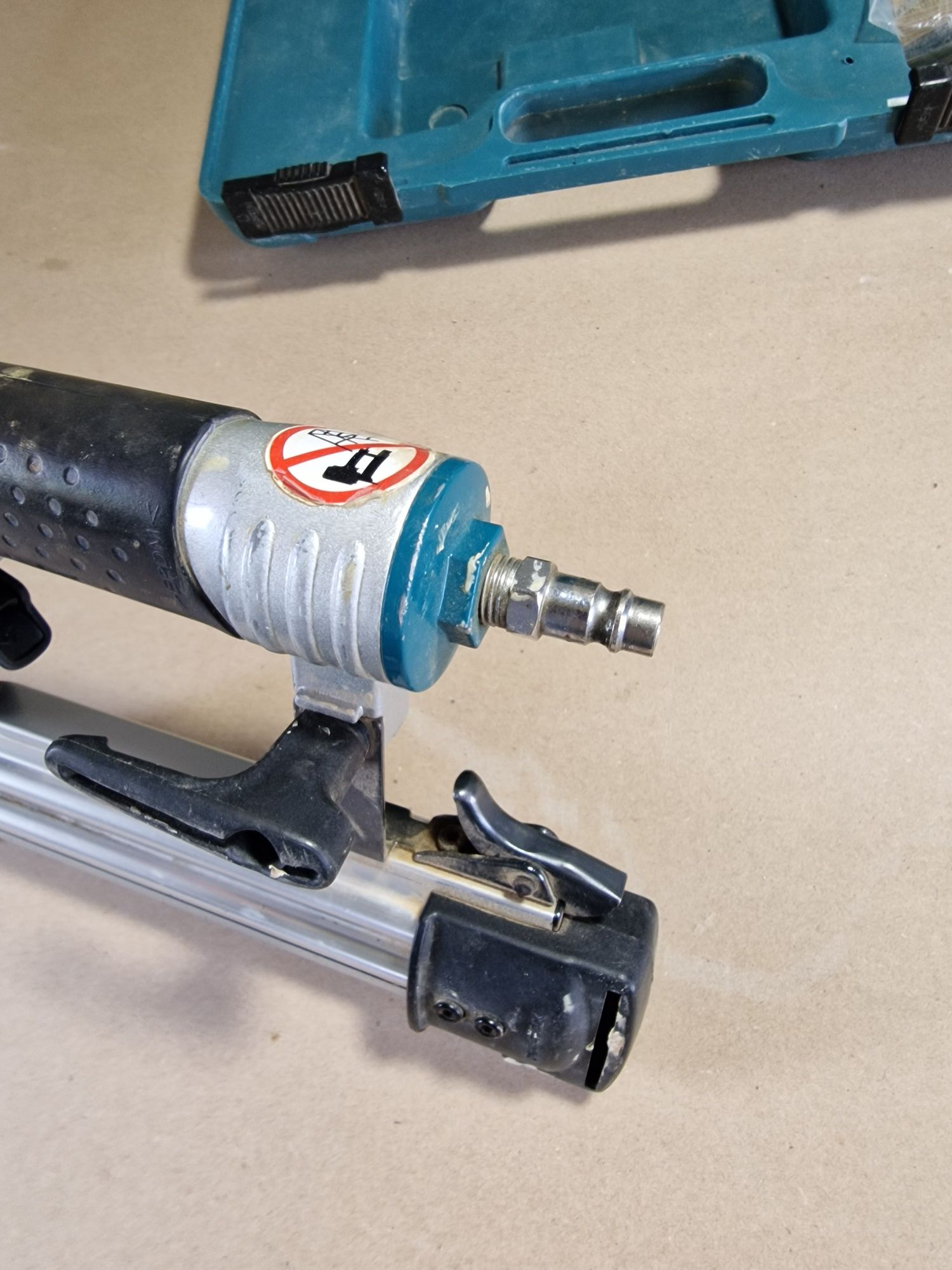 Makita AF505 gwoździarka pneumatyczna